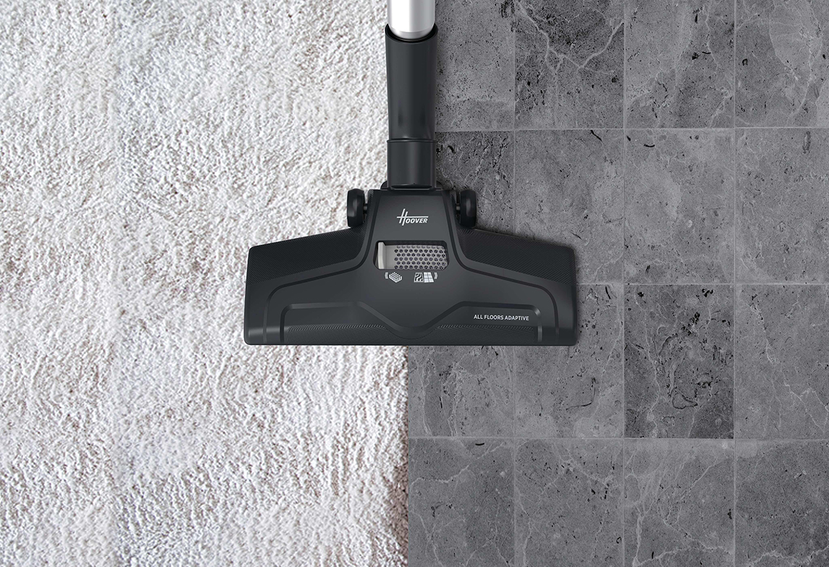 Απεικονίζεται η σκούπα να καθαρίζει σε χαλί και πάτωμα.